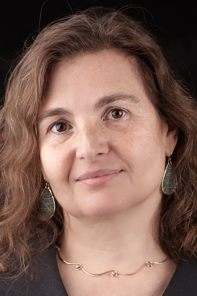 Head of Research and Early Development, Genentech & Member of the Corporate Executive Committee, Roche Forschungsinteressen und -schwerpunkte Computational and systems biology; Machine learning in biology; Single-cell and spatial genomics Wichtigste Auszeichnungen und Mitgliedschaften: 2023 L’Oréal-UNESCO for Women in Science International Award 2021 Ernst Schering Prize 2020 Lurie Prize in Biomedical Sciences 2020 Keio Medical Science Prize 2020 National Academy of Medicine USA, Elected Member 2019 National Academy of Sciences, Elected Member Globe Prof. Dr. Daniela Rus © Daniel Jackson